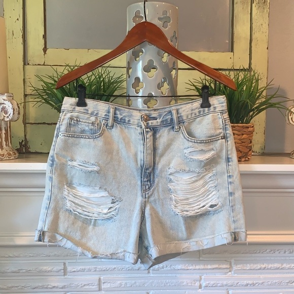 American Eagle Light Wash Distressed High Waisted Mom Shorts Cuffed Size 10 - Picture 1 of 5